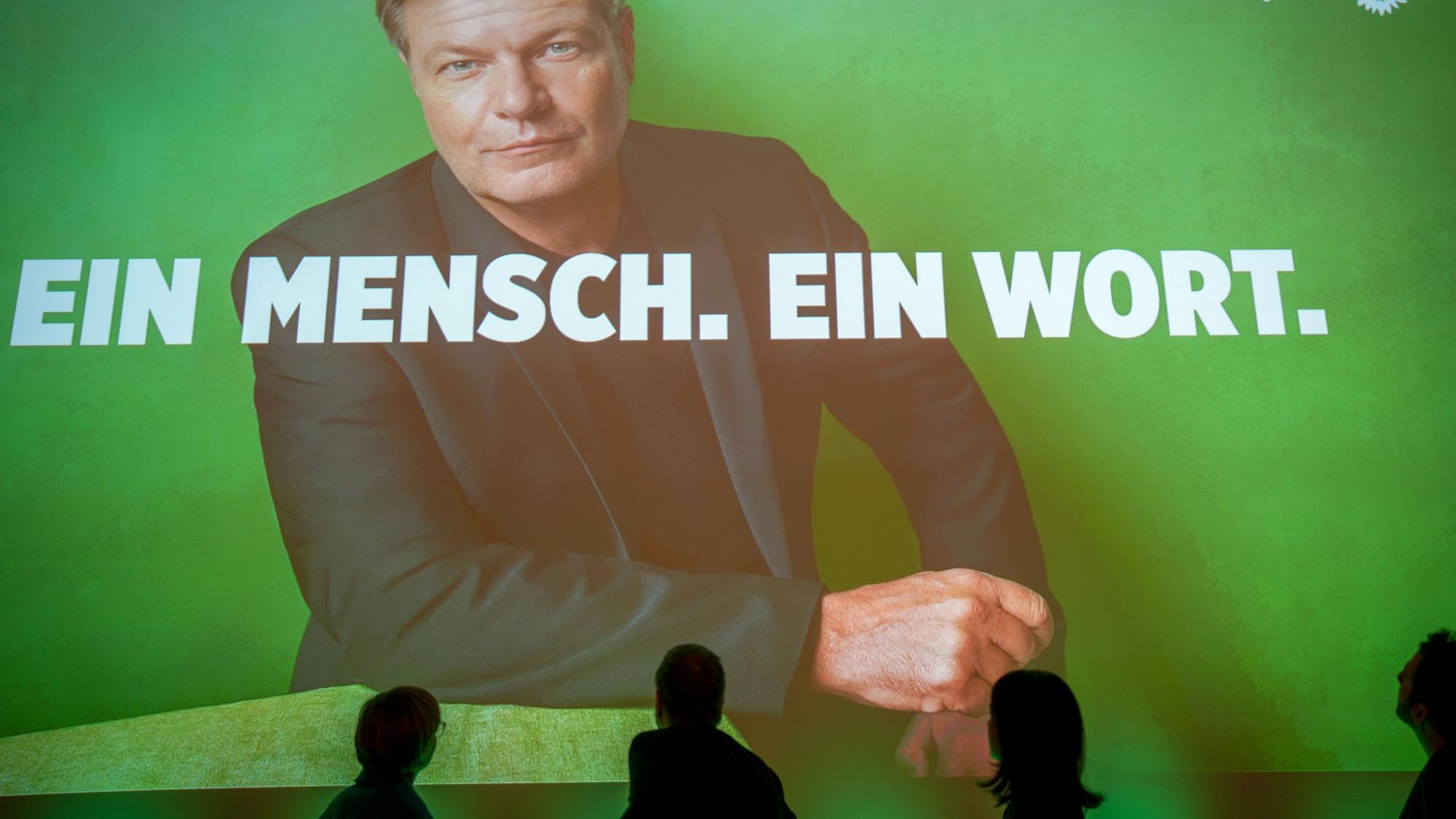 Franziska Brantner (l-r), Bundesvorsitzende von Bündnis 90/Die Grünen, Robert Habeck, Bundesminister für Wirtschaft und Klimaschutz und Kanzlerkandidat von Bündnis 90/Die Grünen, Annalena Baerbock (Bündnis 90/Die Grünen), Außenministerin, und Felix Banaszak, Bundesvorsitzender von Bündnis 90/Die Grünen, schauen sich Wahlplakate bei der Vorstellung des Entwurfs des Wahlprogramms der Grünen zur Bundestagswahl 2025 an. (