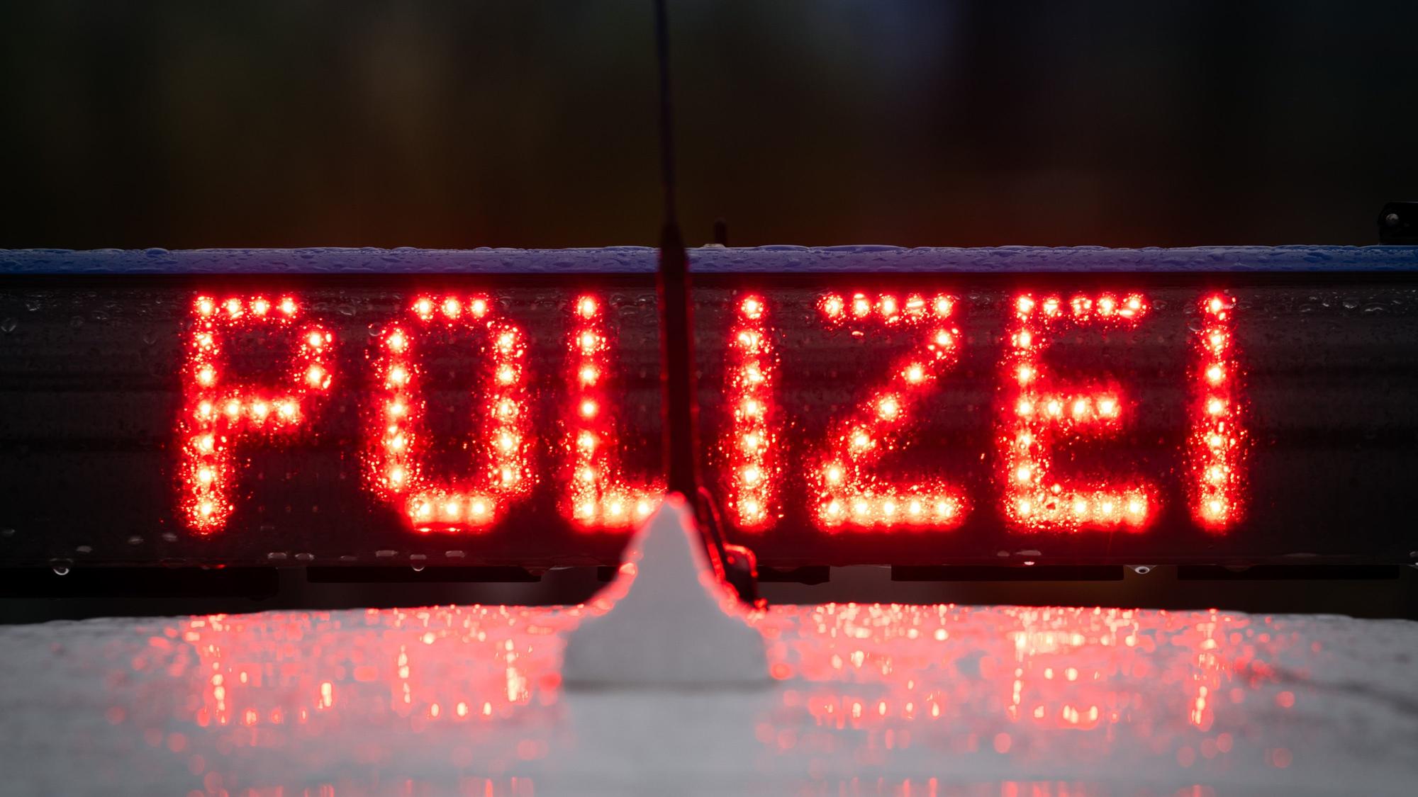 ARCHIV - 22.03.2024, Brandenburg, Trebbin: Der Schriftzug ·Polizei·. (zu dpa: «Rechtsradikale Demo in Friedrichshain - Blockadeversuche») Foto: Soeren Stache/dpa +++ dpa-Bildfunk +++