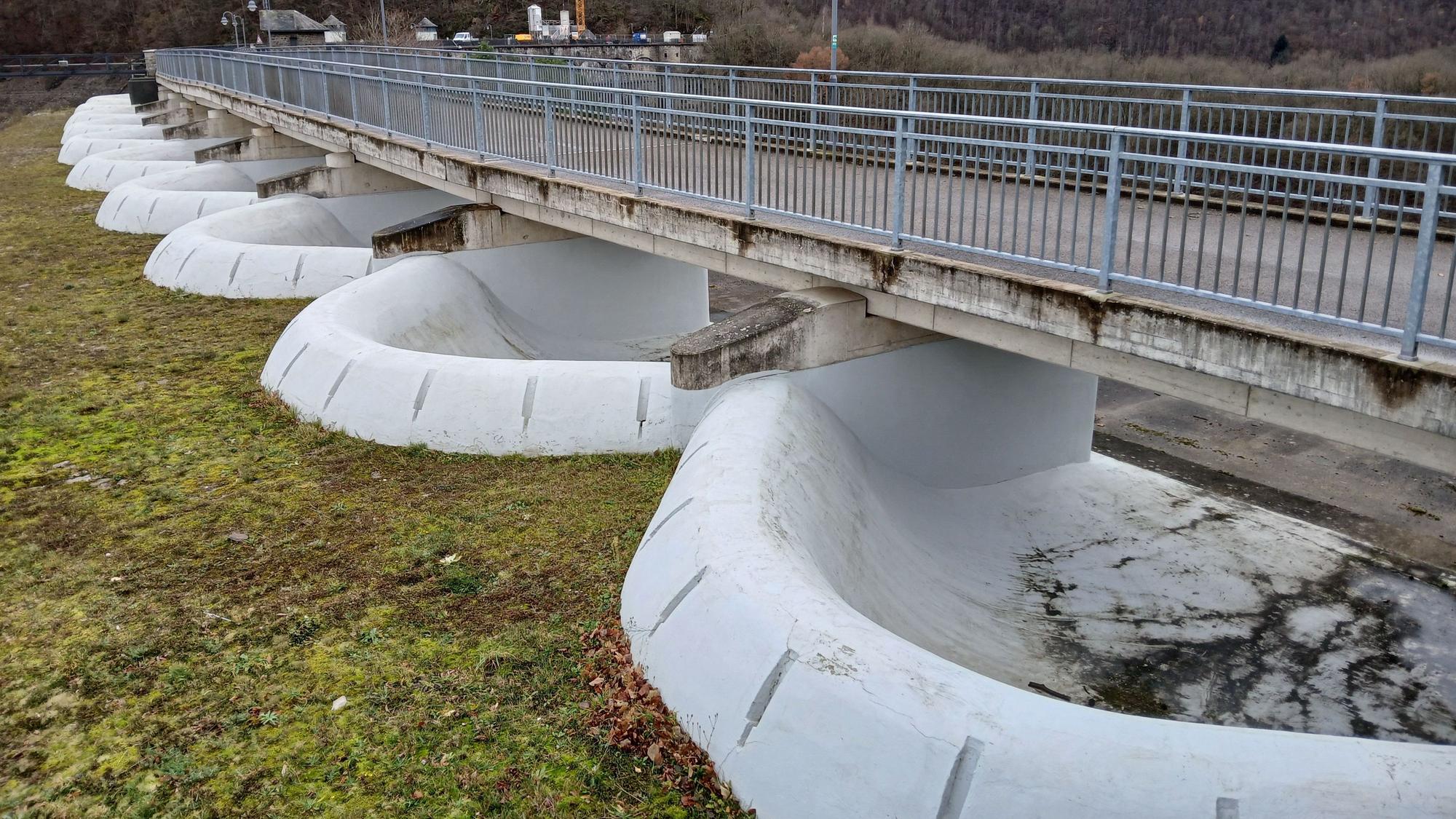 Blick auf den Überlauf der Urftstaumauer.