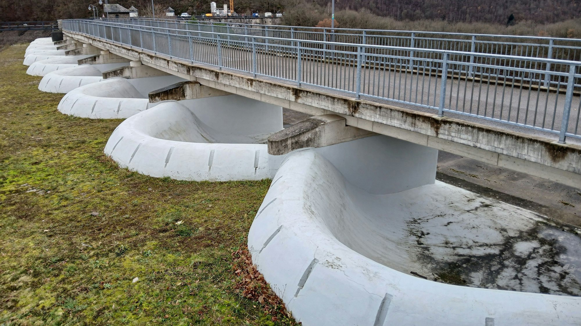 Blick auf den Überlauf der Urftstaumauer.