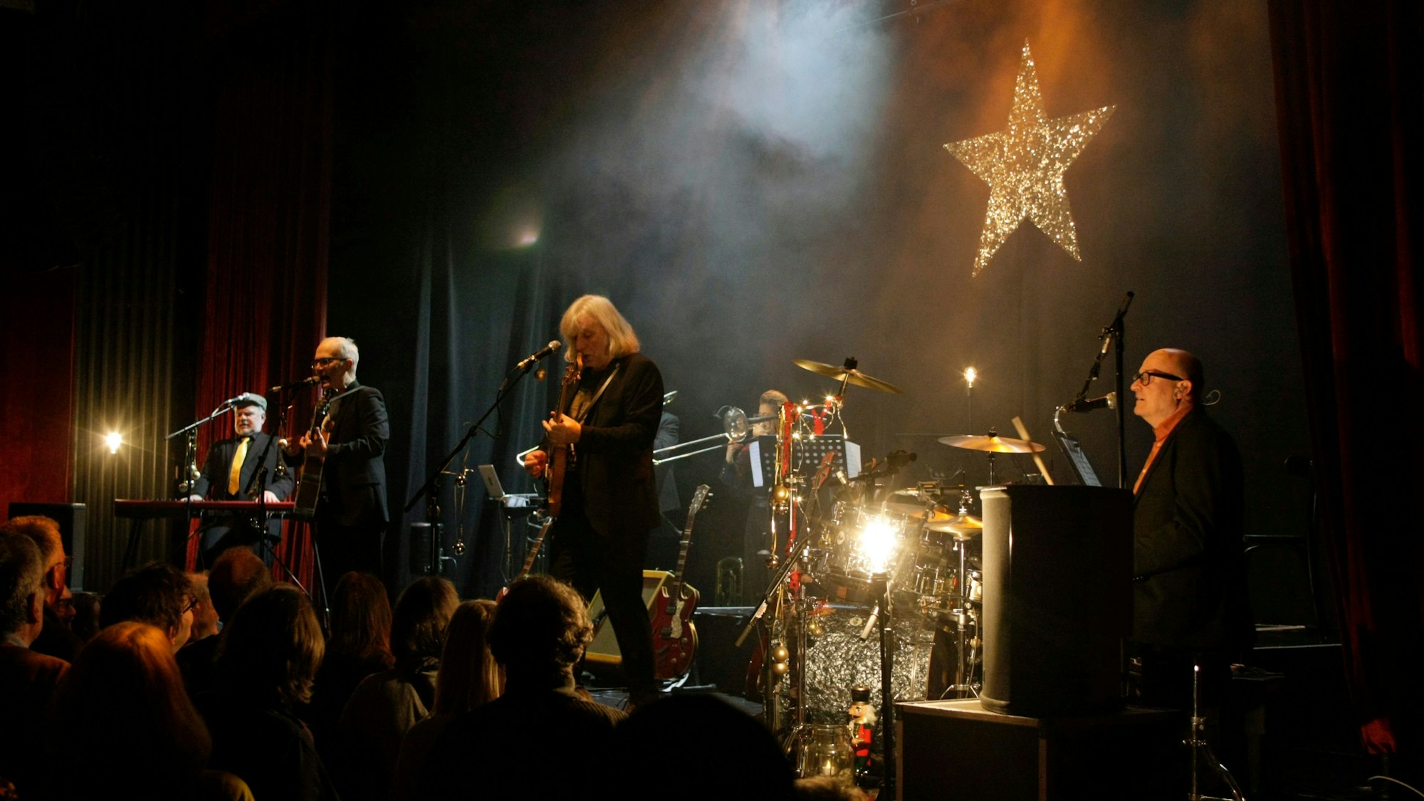 Der goldene Weihnachtsstern der Band fährt mit von Stadt zu Stadt.