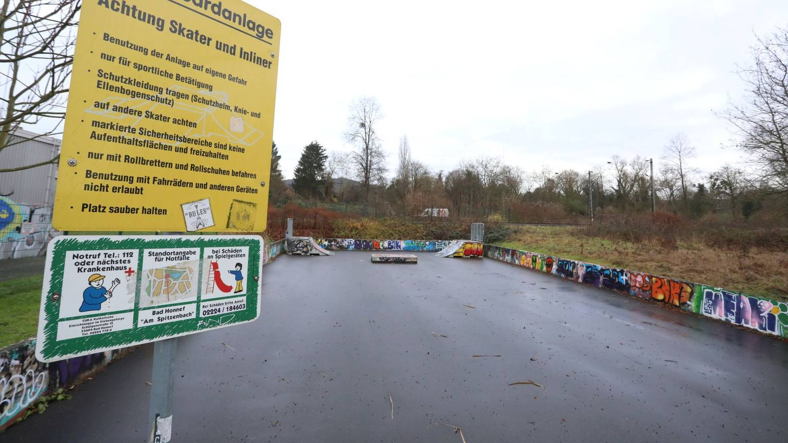 Ein gelbes Schild gibt Auskunft, wie eine Fläche für Skater genutzt werden soll und was verboten ist.