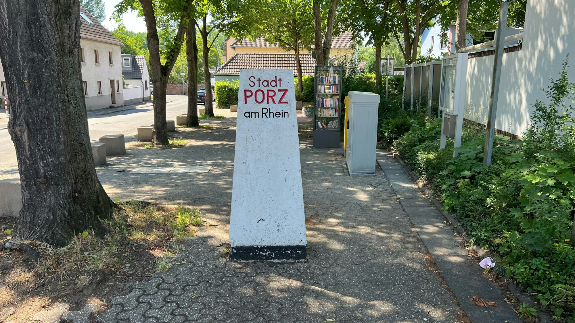 Ab 1. Januar 2025 gehört die ehemalige Stadt Porz am Rhein, wie dieser Stein im Stadtteil Langel unweit des Eulenplatzes zeigt, seit 50 Jahren zu Köln.
