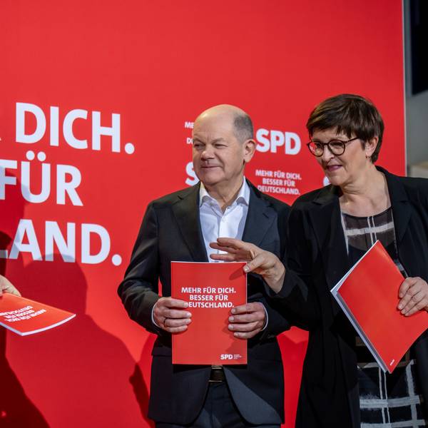 Bundeskanzler Olaf Scholz (SPD), steht zwischen Saskia Esken (r), SPD-Bundesvorsitzende, Lars Klingbeil, SPD-Bundesvorsitzender, bei der Vorstellung des Entwurf für das SPD Wahlprogramm für die Bundestagswahl 2025.