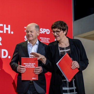Bundeskanzler Olaf Scholz (SPD), steht zwischen Saskia Esken (r), SPD-Bundesvorsitzende, Lars Klingbeil, SPD-Bundesvorsitzender, bei der Vorstellung des Entwurf für das SPD Wahlprogramm für die Bundestagswahl 2025.