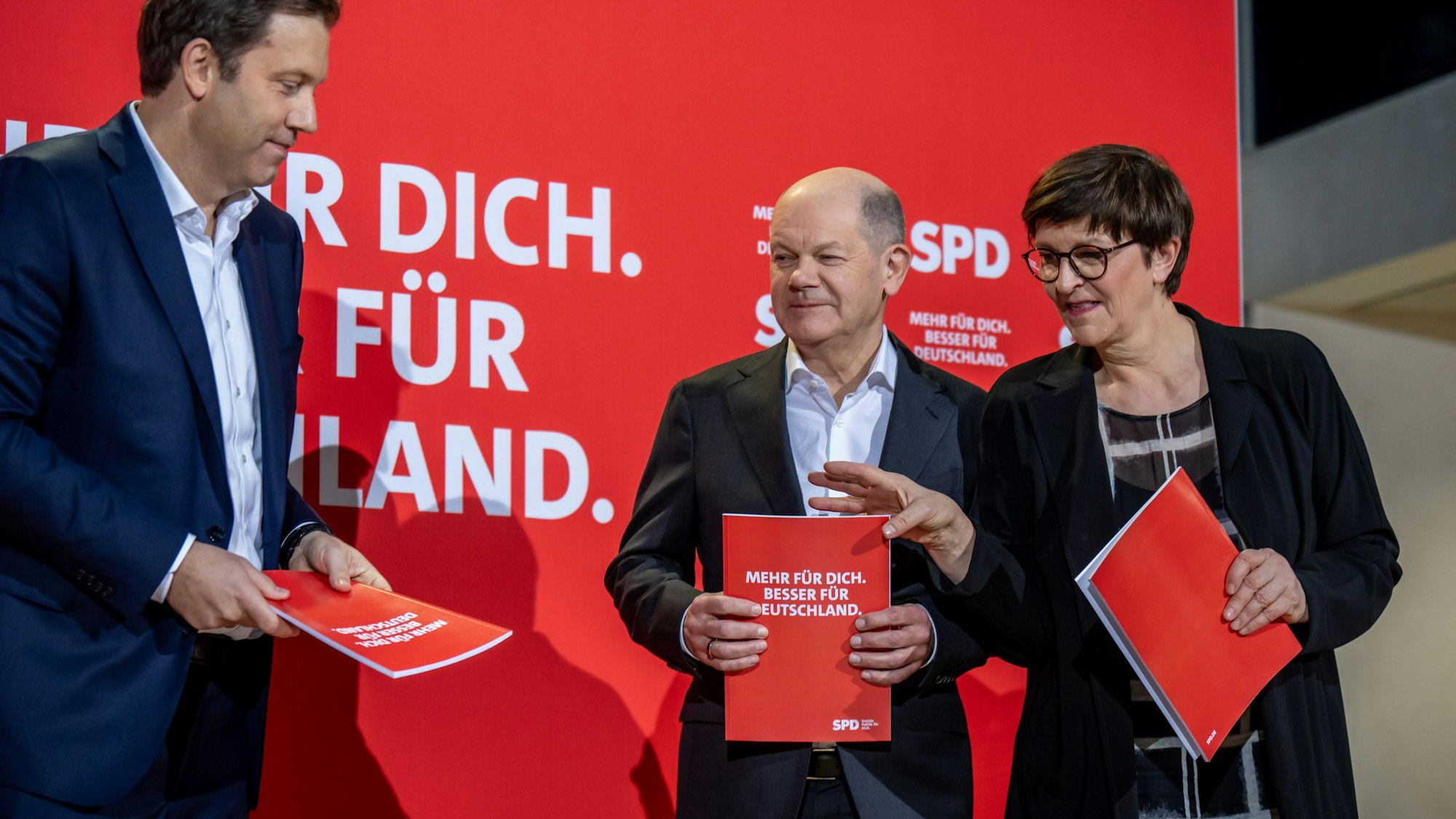 Bundeskanzler Olaf Scholz (SPD), steht zwischen Saskia Esken (r), SPD-Bundesvorsitzende, Lars Klingbeil, SPD-Bundesvorsitzender, bei der Vorstellung des Entwurf für das SPD Wahlprogramm für die Bundestagswahl 2025.