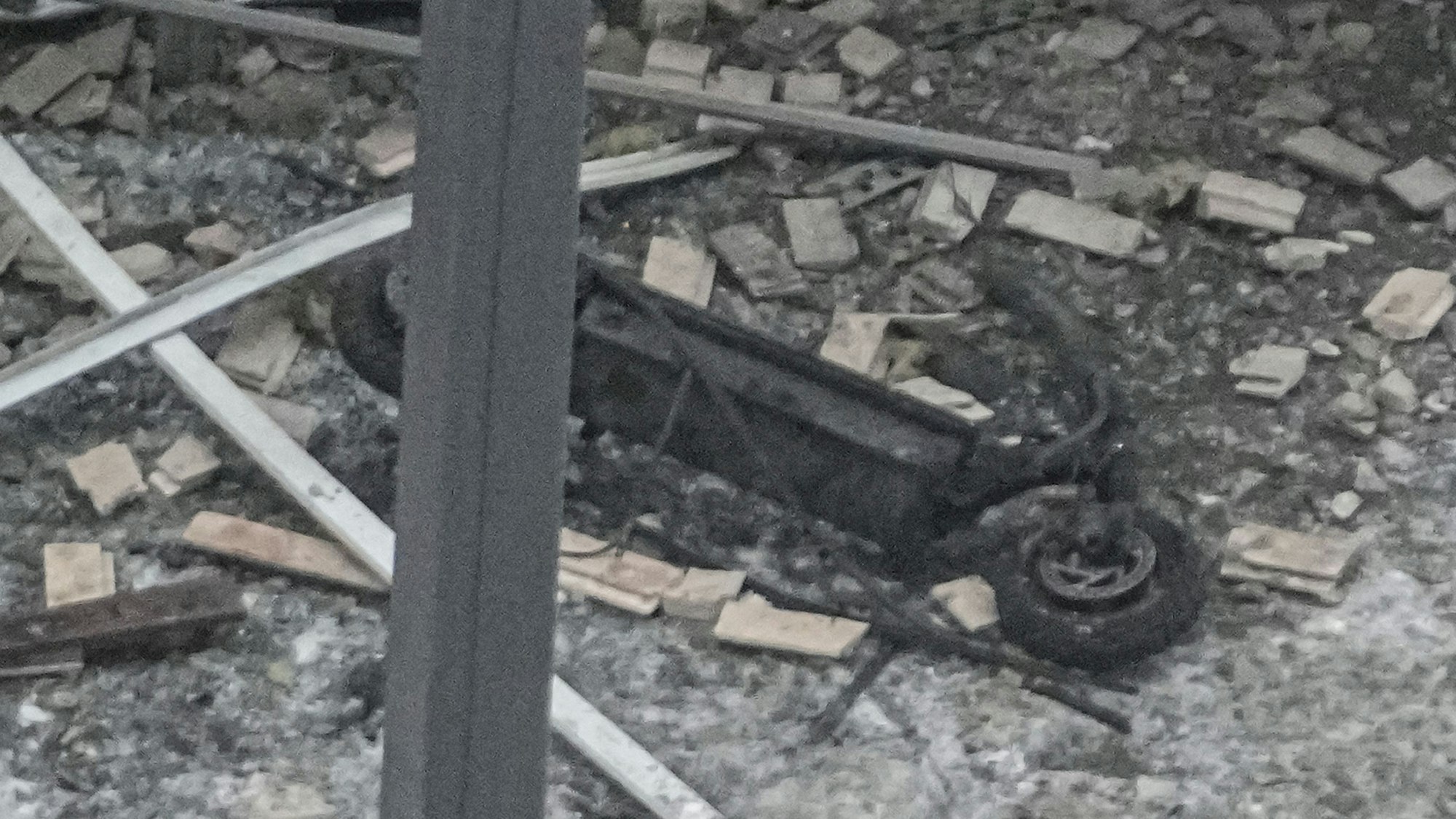 17.12.2024, Russland, Moskau: Ein Elektroroller liegt an der Stelle, an der Generalleutnant Kirillow, Leiter der russischen nuklearen, biologischen und chemischen Verteidigungskräfte, und sein Adjudant durch einen Sprengsatz getötet wurden, der in der Nähe eines Wohnblocks in Moskau platziert wurde.