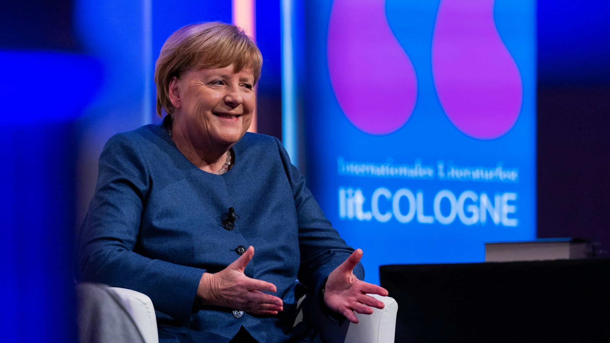 Ex-Bundeskanzlerin Angela Merkel (CDU) sitzt bei der Vorstellung ihres Buchs „Freiheit. Erinnerungen 1954 - 2021“ im Rahmen der Lit.Cologne auf der Bühne in der Flora.