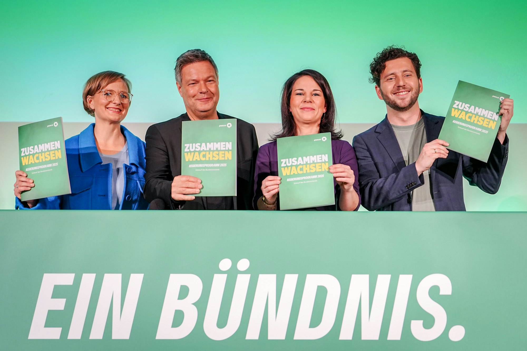 Franziska Brantner (l-r), Bundesvorsitzende von Bündnis 90/Die Grünen, Robert Habeck, Bundesminister für Wirtschaft und Klimaschutz und Kanzlerkandidat von Bündnis 90/Die Grünen, Annalena Baerbock (Bündnis 90/Die Grünen), Außenministerin, und Felix Banaszak, Bundesvorsitzender von Bündnis 90/Die Grünen, stellen den Entwurf des Wahlprogramms der Grünen zur Bundestagswahl 2025 vor.