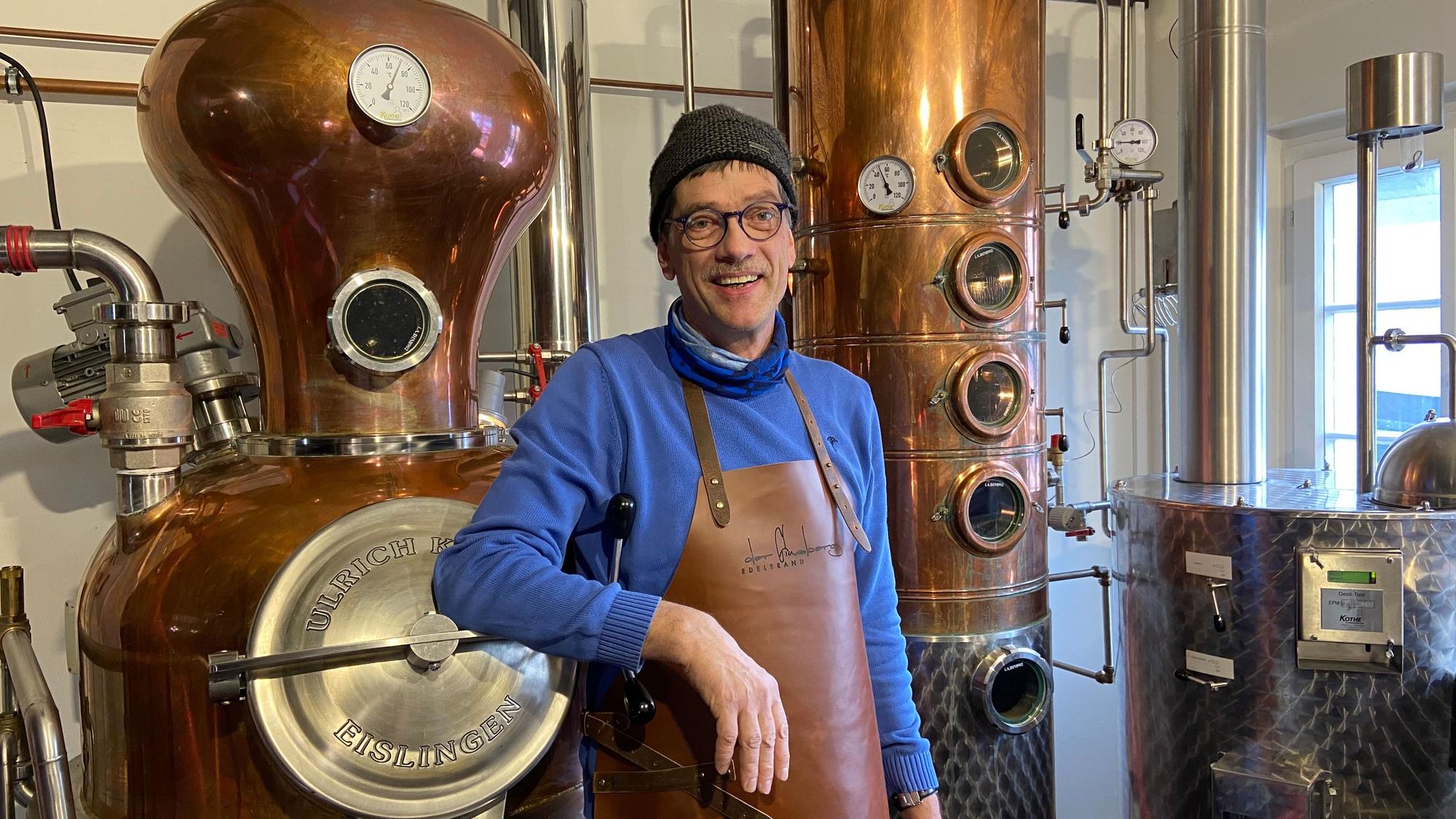 Frank Ginsberg in seiner Windecker Dorfbrennerei mit Destillationsanlage.