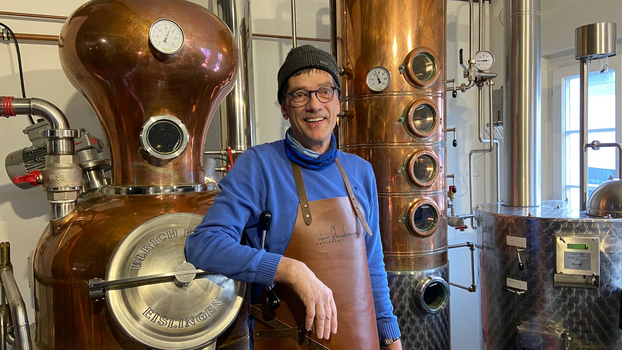Frank Ginsberg in seiner Windecker Dorfbrennerei mit Destillationsanlage.