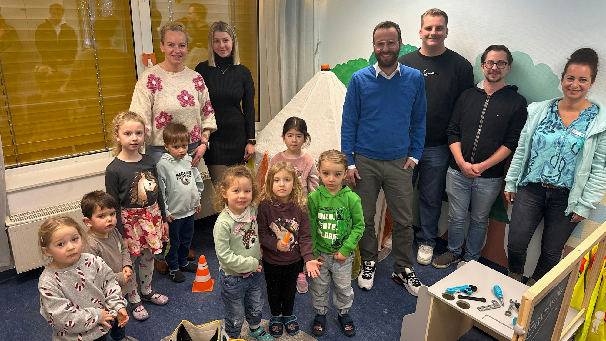 Ein Gruppenbild mit Kindern und Erwachsenen.