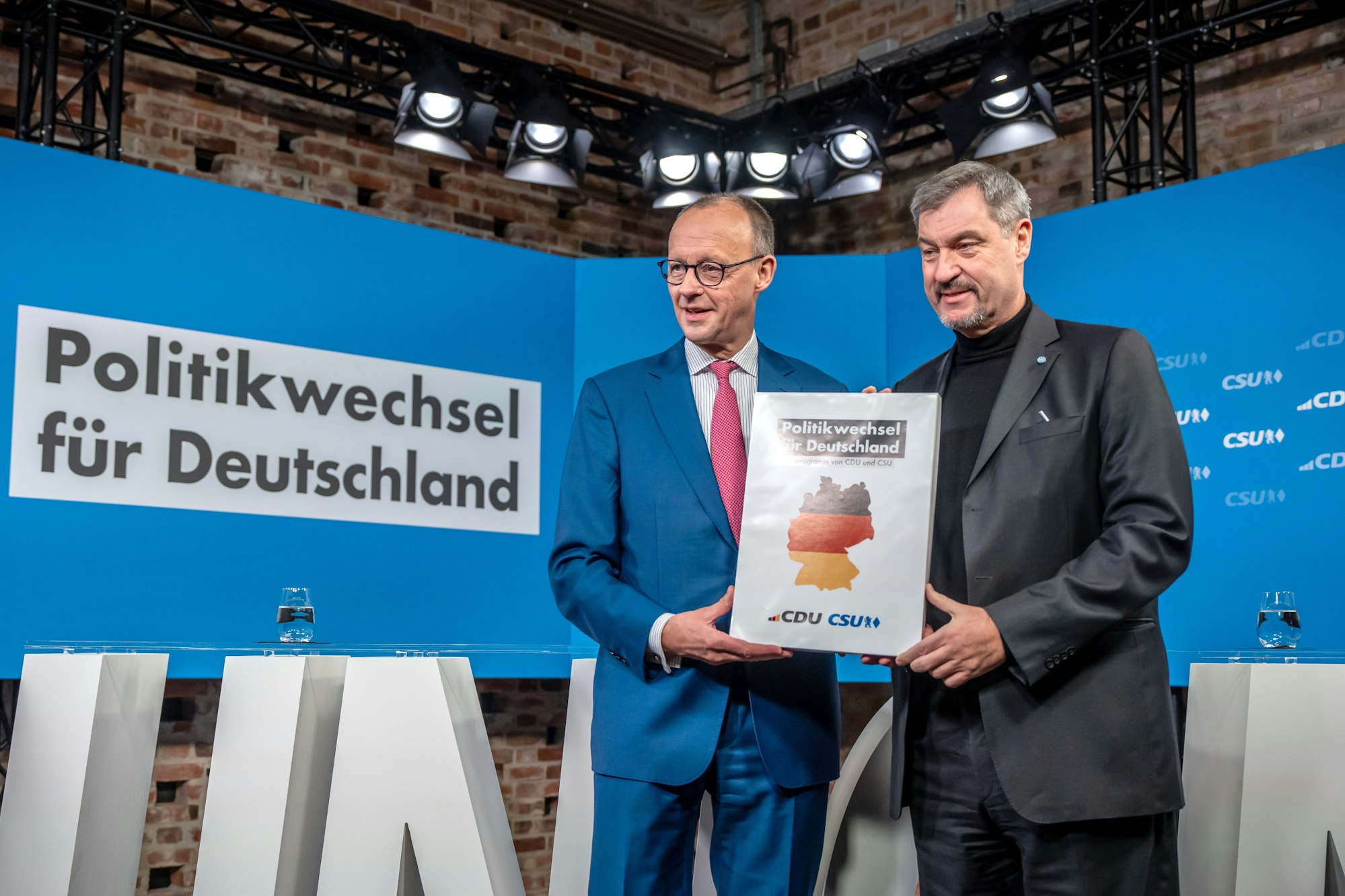 Friedrich Merz (l), CDU-Bundesvorsitzender und CDU/CSU-Fraktionsvorsitzender im Bundestag, steht neben Markus Söder, (CSU), Ministerpräsident von Bayern und CSU-Vorsitzender, bei der Vorstellung des gemeinsamen Wahlprogramms für die Bundestagswahl 2025 nach der Sitzung der Vorstände von CDU und CSU.