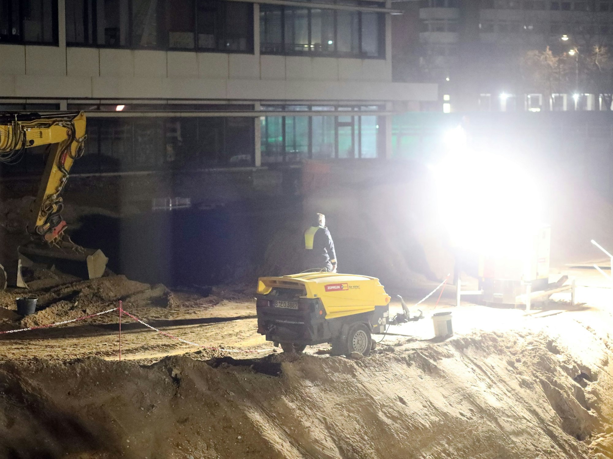 Eine Zehn-Zentner-Weltkriegsbombe ist in der Nähe des Uni-Centers gefunden worden .