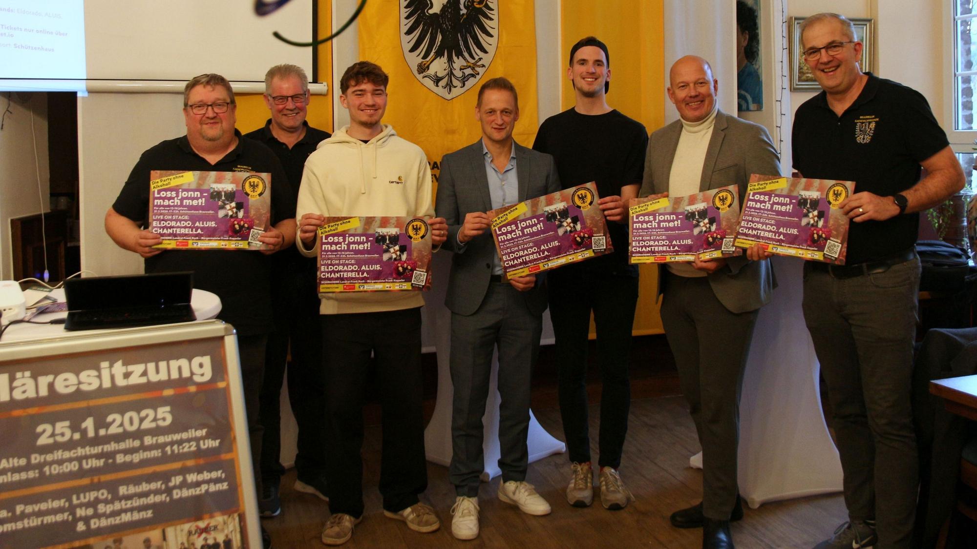 Sieben Männer lächeln in die Kamera, sie alle halten Plakate in der Hand, mit den für die alkoholfreie Party geworben wird.
