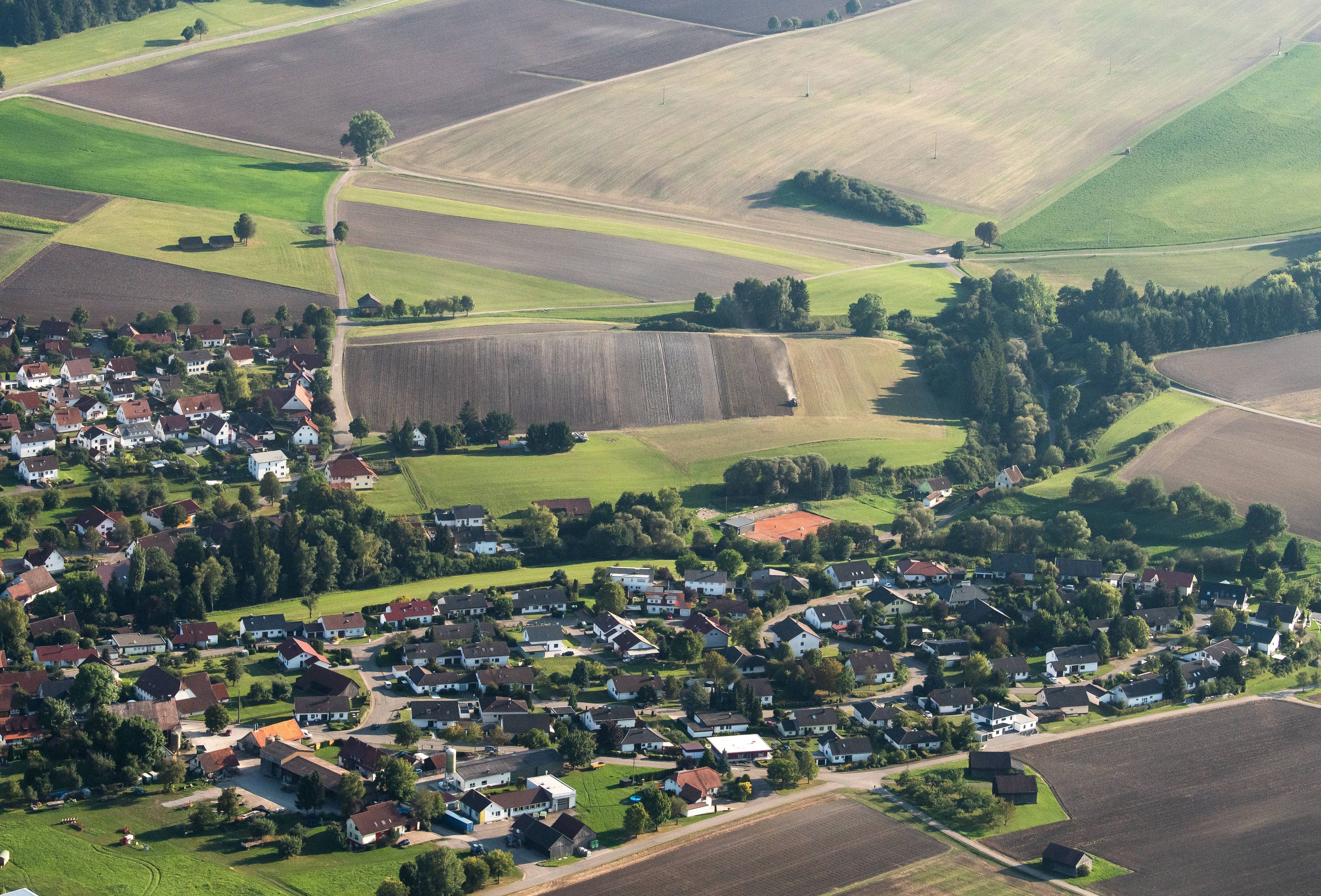 Eine Luftaufnahme zeigt den Ort Dietingen in Baden-Württemberg.