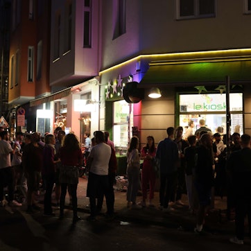 Der Straßenraum wird zum Hot-Spot: Ein Samstagabend im Sommer am Brüsseler Platz.
