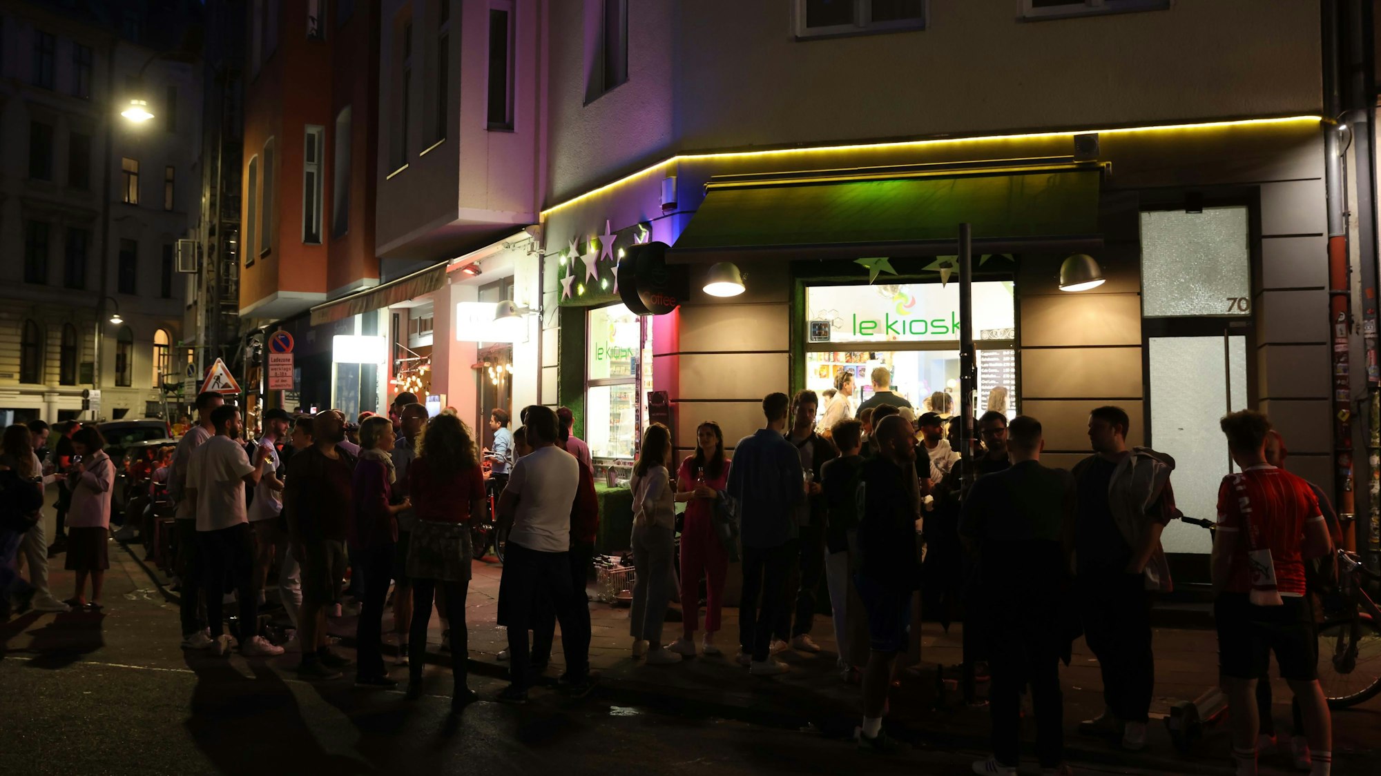 Der Straßenraum wird zum Hot-Spot: Ein Samstagabend im Sommer am Brüsseler Platz.