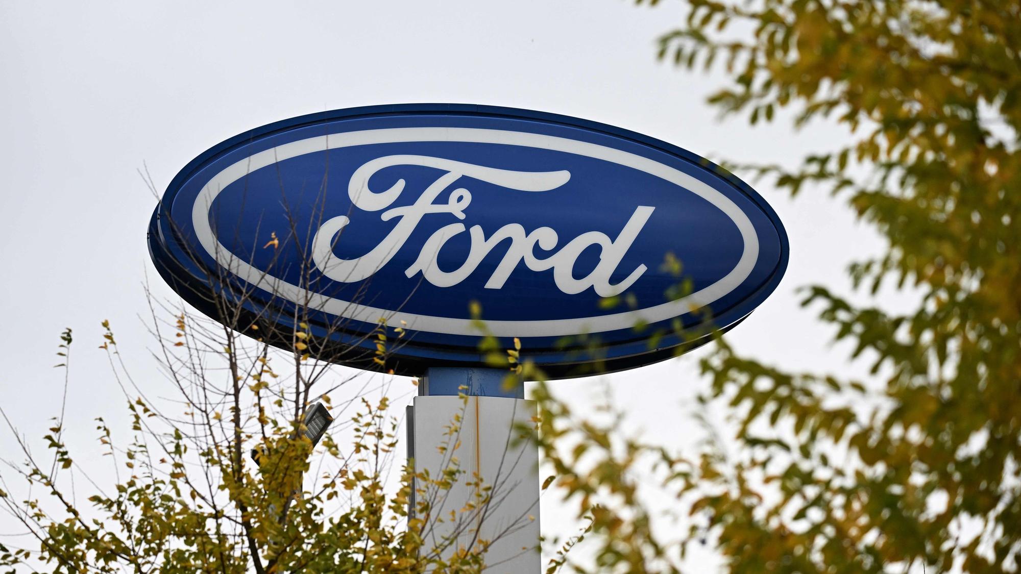 Ford-Logo auf dem Gelände eines Händlers.