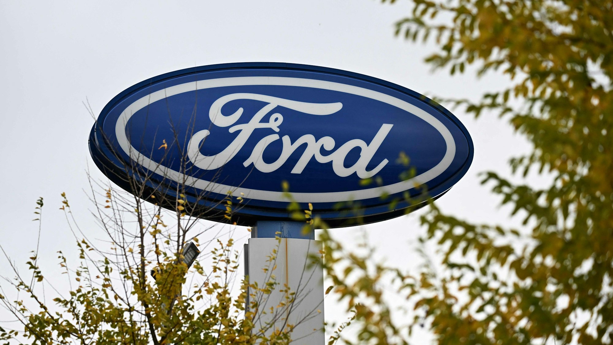 Ford-Logo auf dem Gelände eines Händlers.