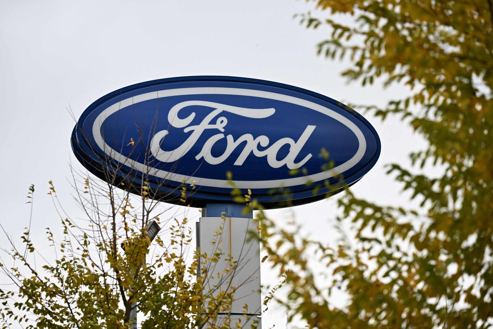 Ford-Logo auf dem Gelände eines Händlers.