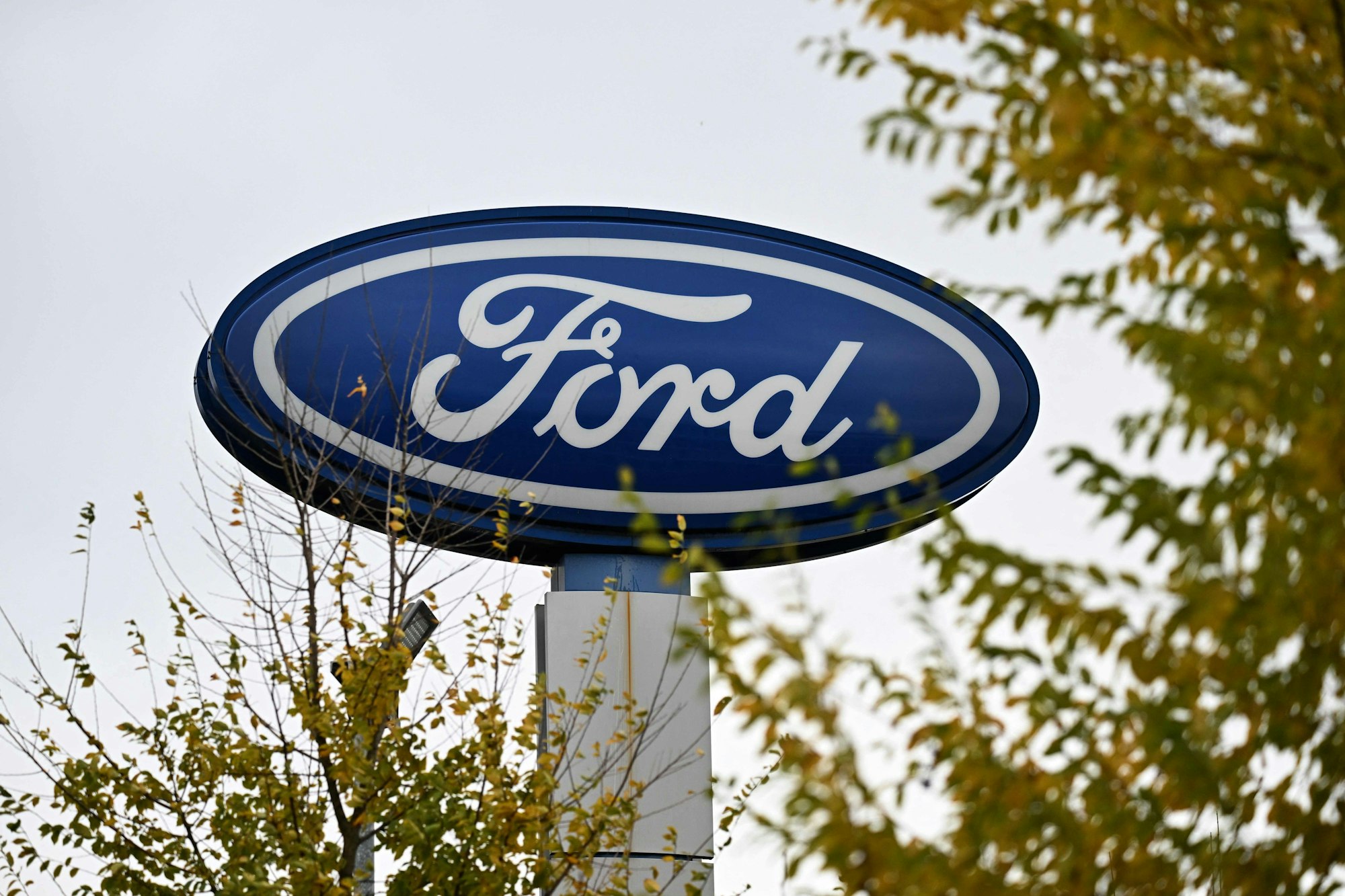 Ford-Logo auf dem Gelände eines Händlers.