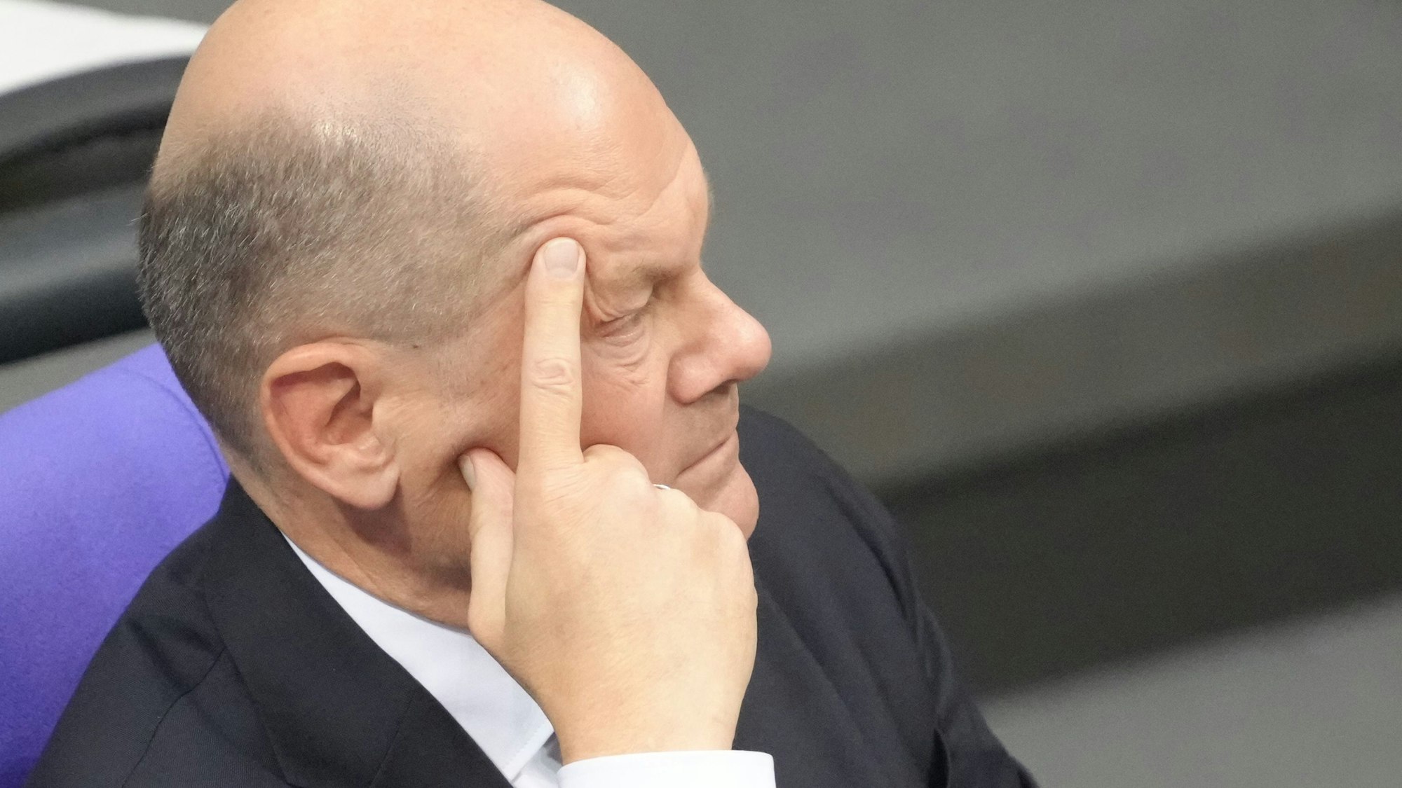 Bundeskanzler Olaf Scholz (SPD) sitzt bei der Sitzung zur Vertrauensfrage im Bundestag auf der Regierungsbank.