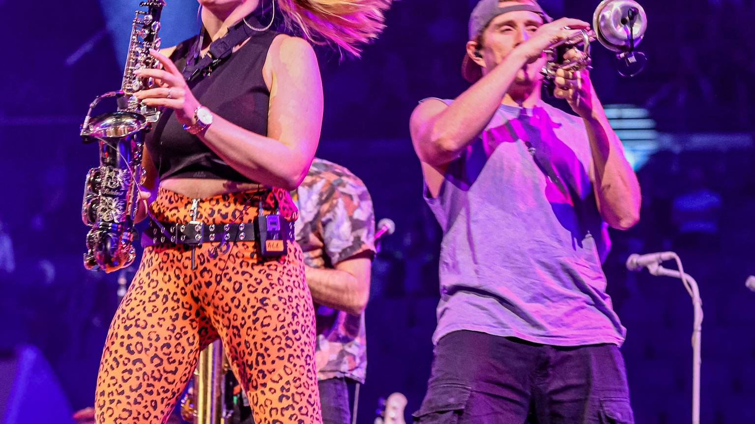 Janine Dornbsuch steht mit ihrem Saxophon auf der Bühne.