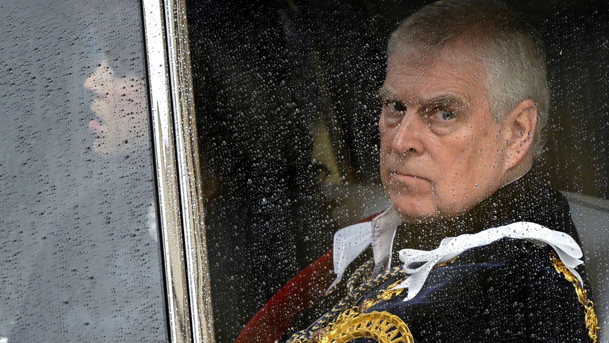 Prinz Andrew ist durch den Kontakt zu einem mutmaßlichen Spion in den Schlagzeilen.