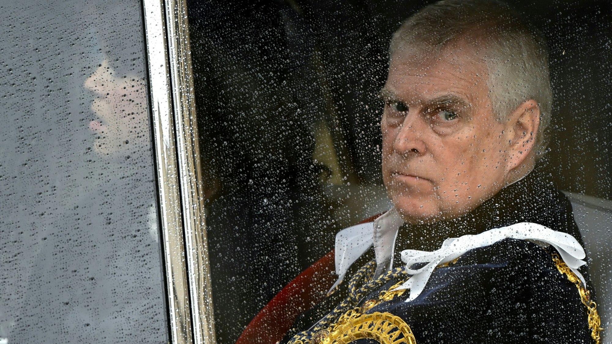 Prinz Andrew ist durch den Kontakt zu einem mutmaßlichen Spion in den Schlagzeilen.