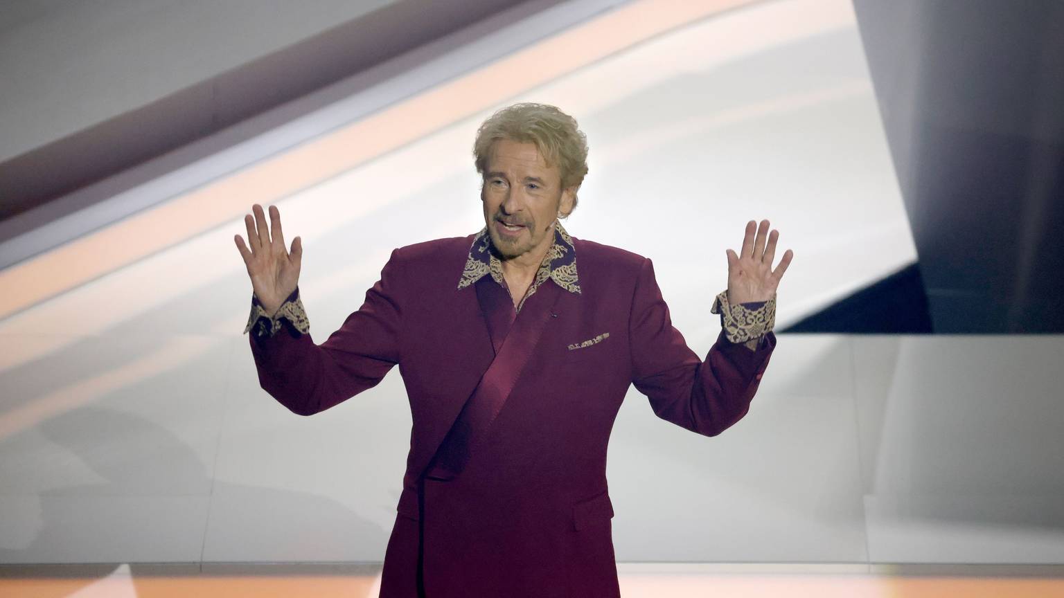 ARCHIV - 25.11.2023, Baden-Württemberg, Offenburg: Moderator Thomas Gottschalk kommt zu Beginn der ZDF-Show "Wetten, dass..?" auf die Bühne.