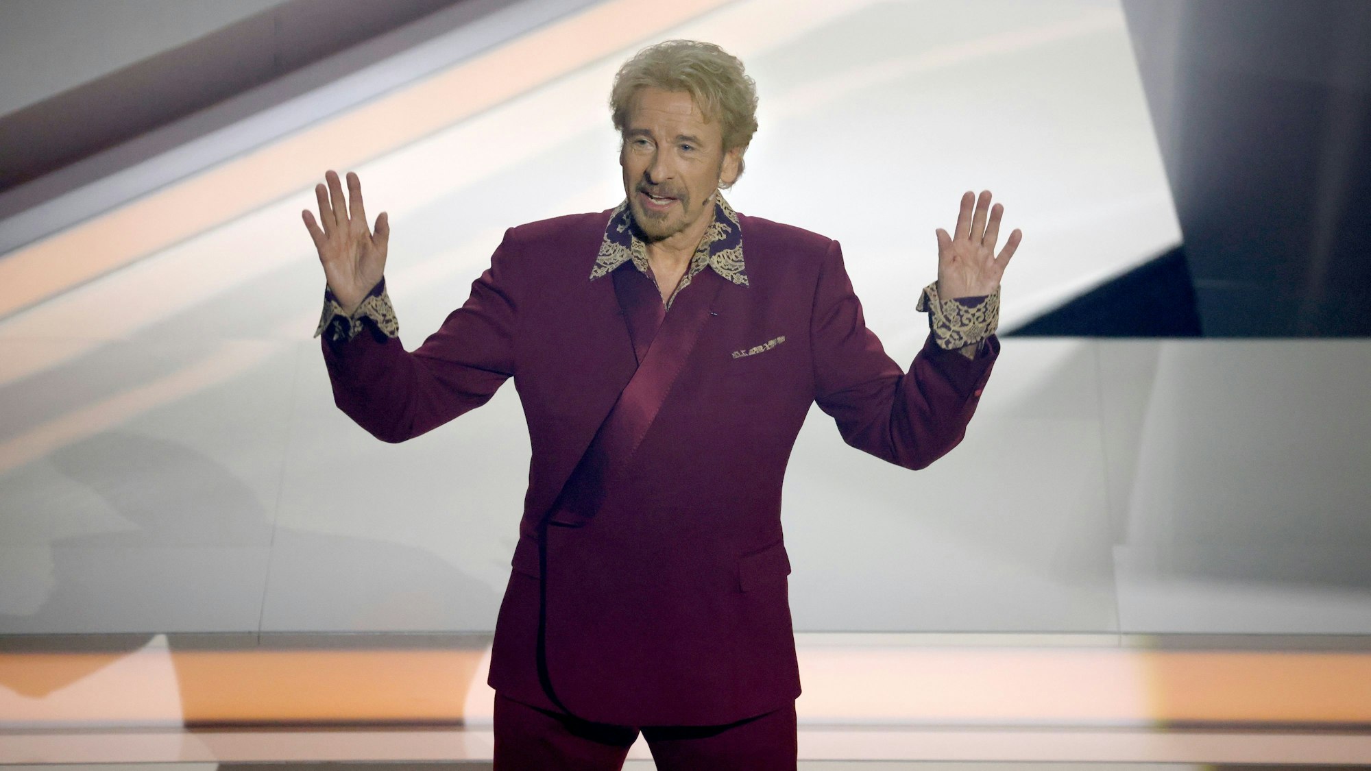 ARCHIV - 25.11.2023, Baden-Württemberg, Offenburg: Moderator Thomas Gottschalk kommt zu Beginn der ZDF-Show "Wetten, dass..?" auf die Bühne.