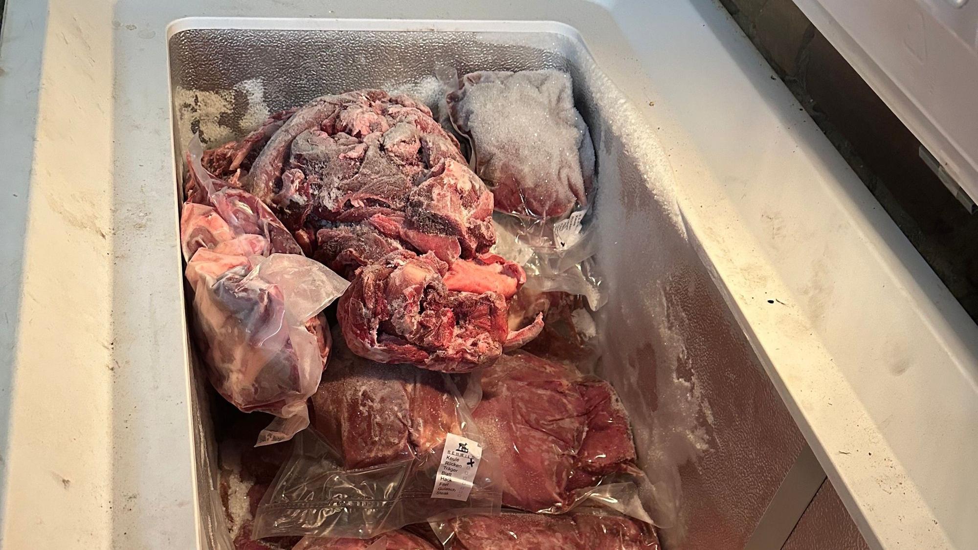 Mehrere hundert Kilogramm Wildfleisch und Wildwurst sichergestellt und vernichtet.