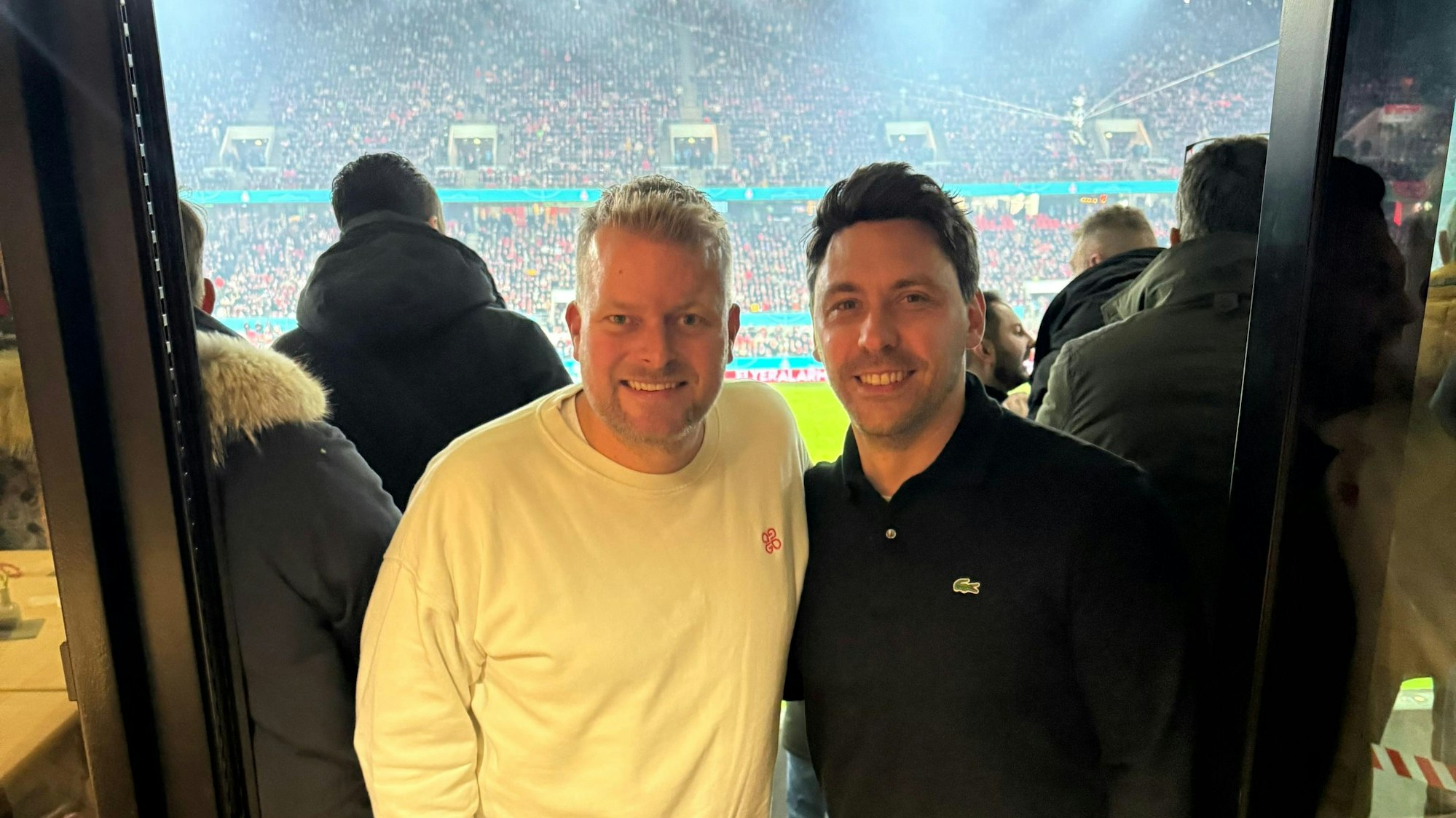 Im Stadion: Wilke Stroman (l.) und Pascal Göllner fiebern für den FC.
