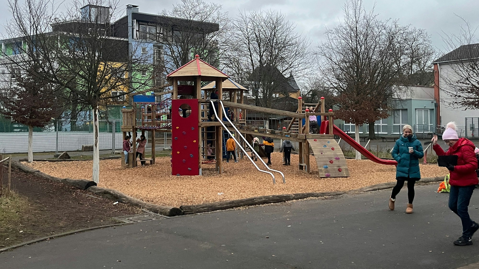 Kinder spielen auf einem neuen Klettergerüst.