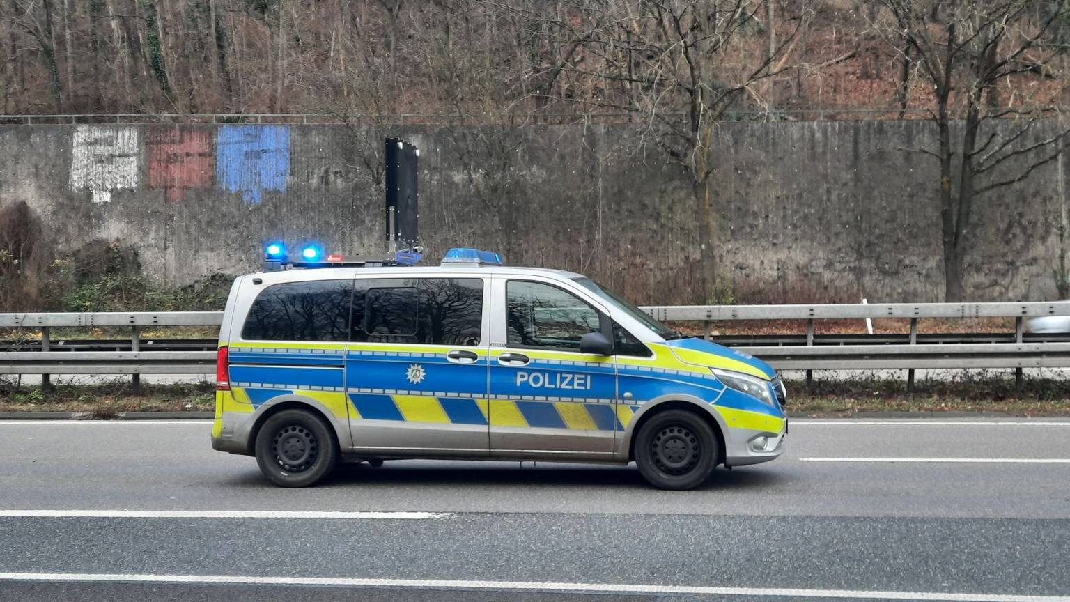Ein Polizeifahrzeug steht auf der Autobahn.
