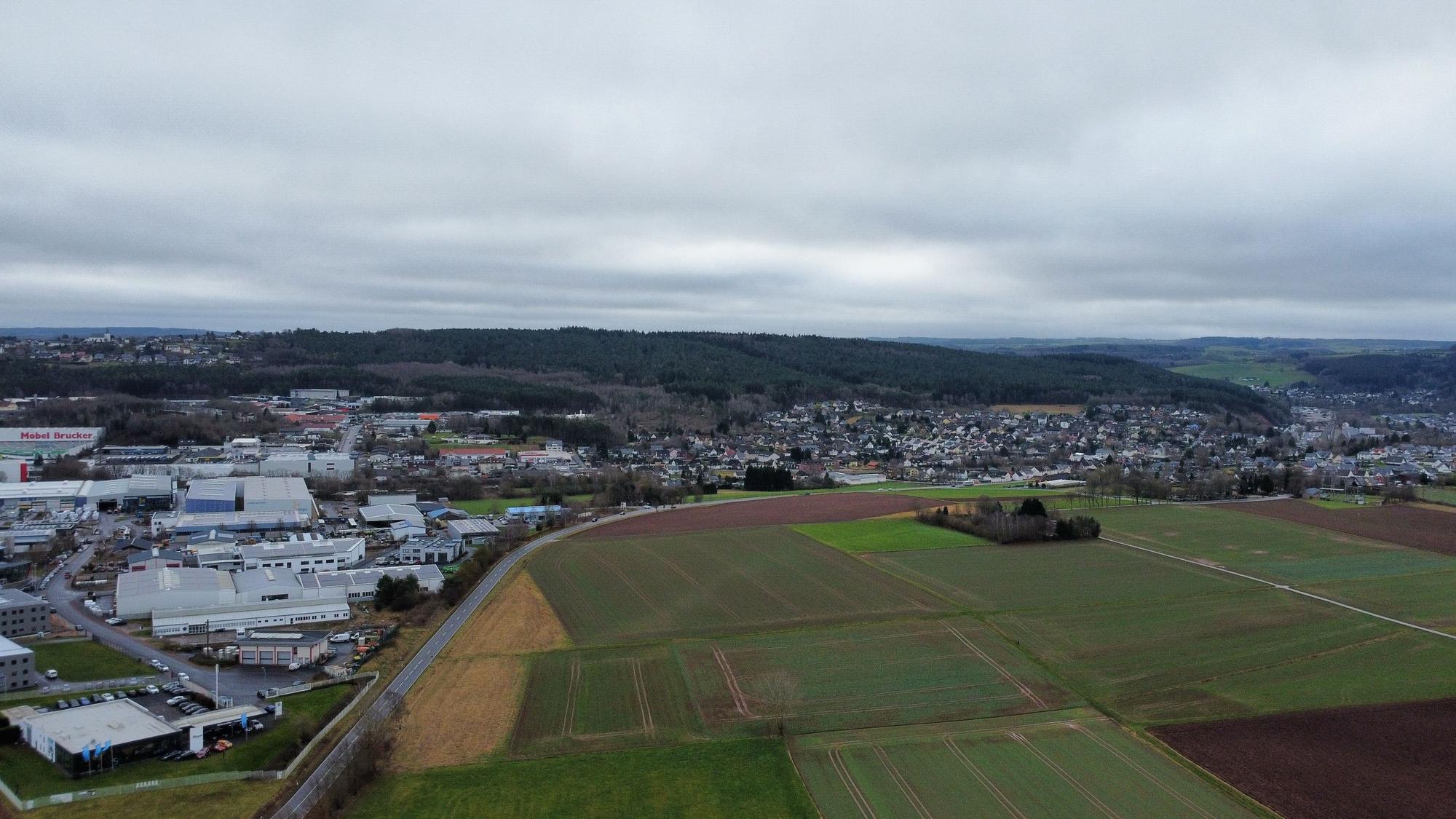 Blick auf die Wiesen und Felder und das Gewerbegebiet 2.