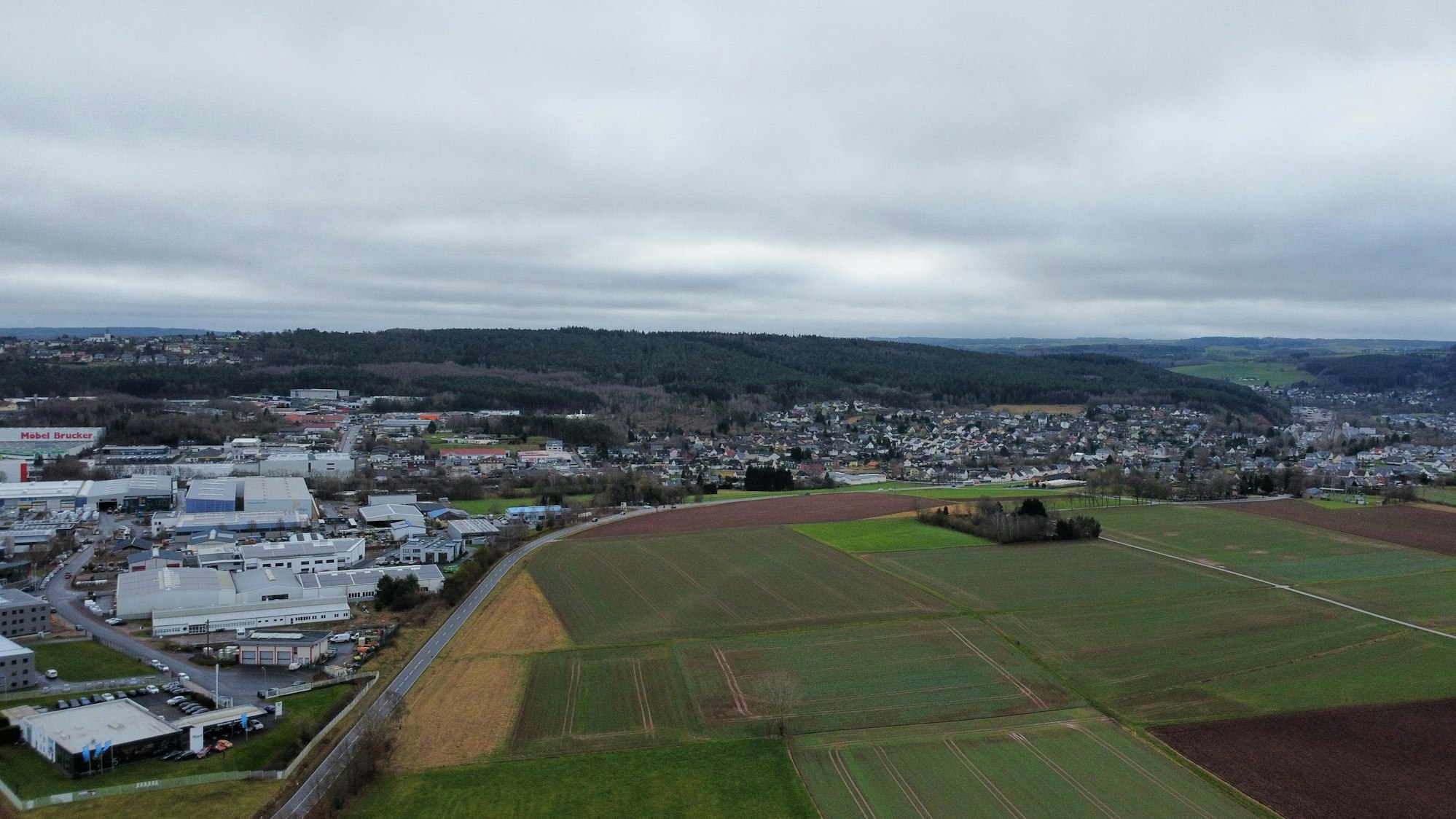 Blick auf die Wiesen und Felder und das Gewerbegebiet 2.