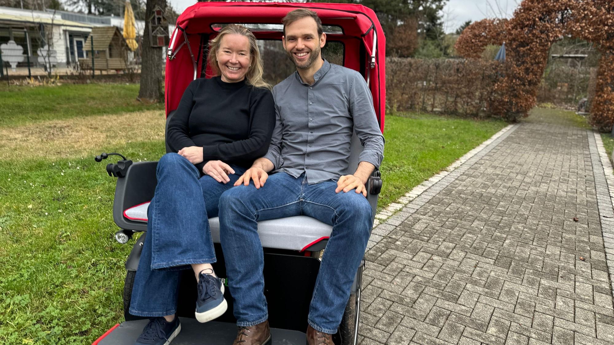 Michaela Malobicky und Hospizleiter Lukas Wester konnten durch ein Sommerfest eine eigene Rikscha für die Bewohner anschaffen.