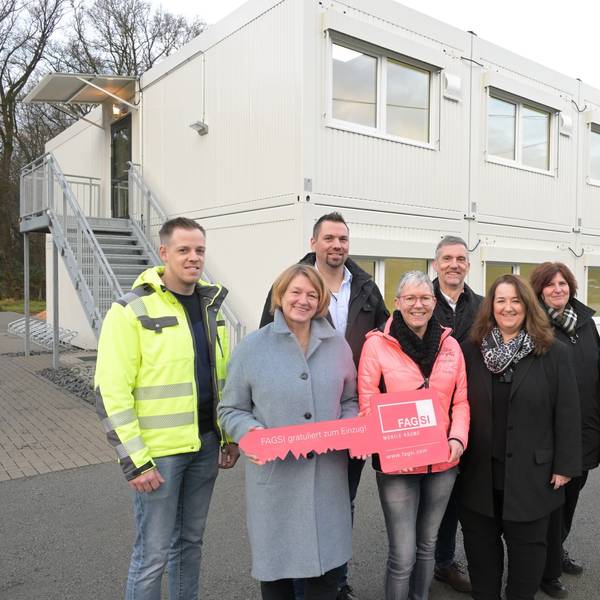 Planmäßig konnten Beschäftigte des Unternehmens Fagsi GmbH den Schlüssel für die am Kammerbroich in Rösrath aufgestellten Wohncontainer an die Verantwortlichen in der Stadtverwaltung übergeben. 72 Flüchtlinge sollen dort unterkommen.