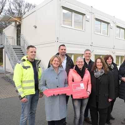 Planmäßig konnten Beschäftigte des Unternehmens Fagsi GmbH den Schlüssel für die am Kammerbroich in Rösrath aufgestellten Wohncontainer an die Verantwortlichen in der Stadtverwaltung übergeben. 72 Flüchtlinge sollen dort unterkommen.