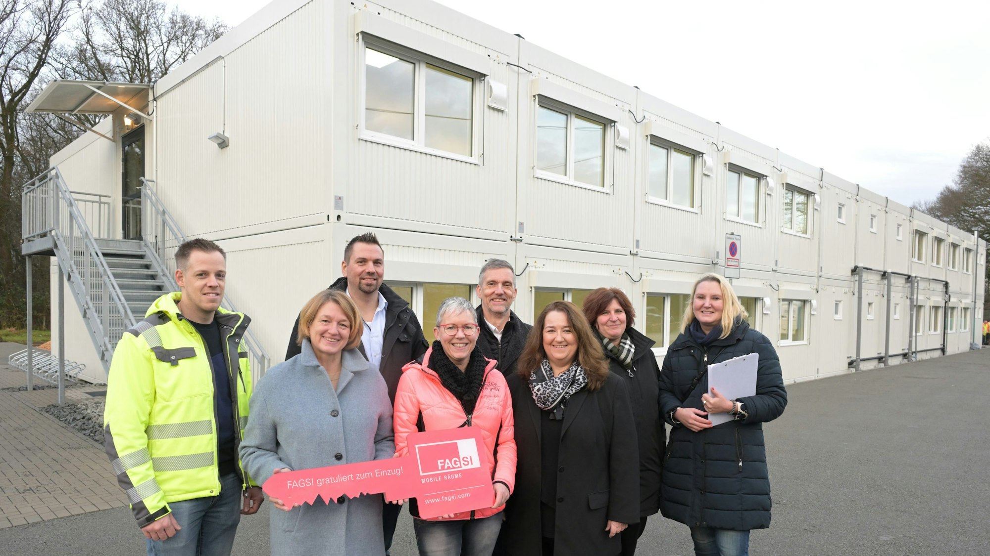 Planmäßig konnten Beschäftigte des Unternehmens Fagsi GmbH den Schlüssel für die am Kammerbroich in Rösrath aufgestellten Wohncontainer an die Verantwortlichen in der Stadtverwaltung übergeben. 72 Flüchtlinge sollen dort unterkommen.