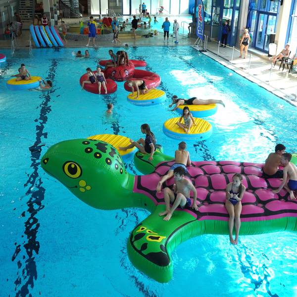 Kinder spielen in einem Schwimmbad.