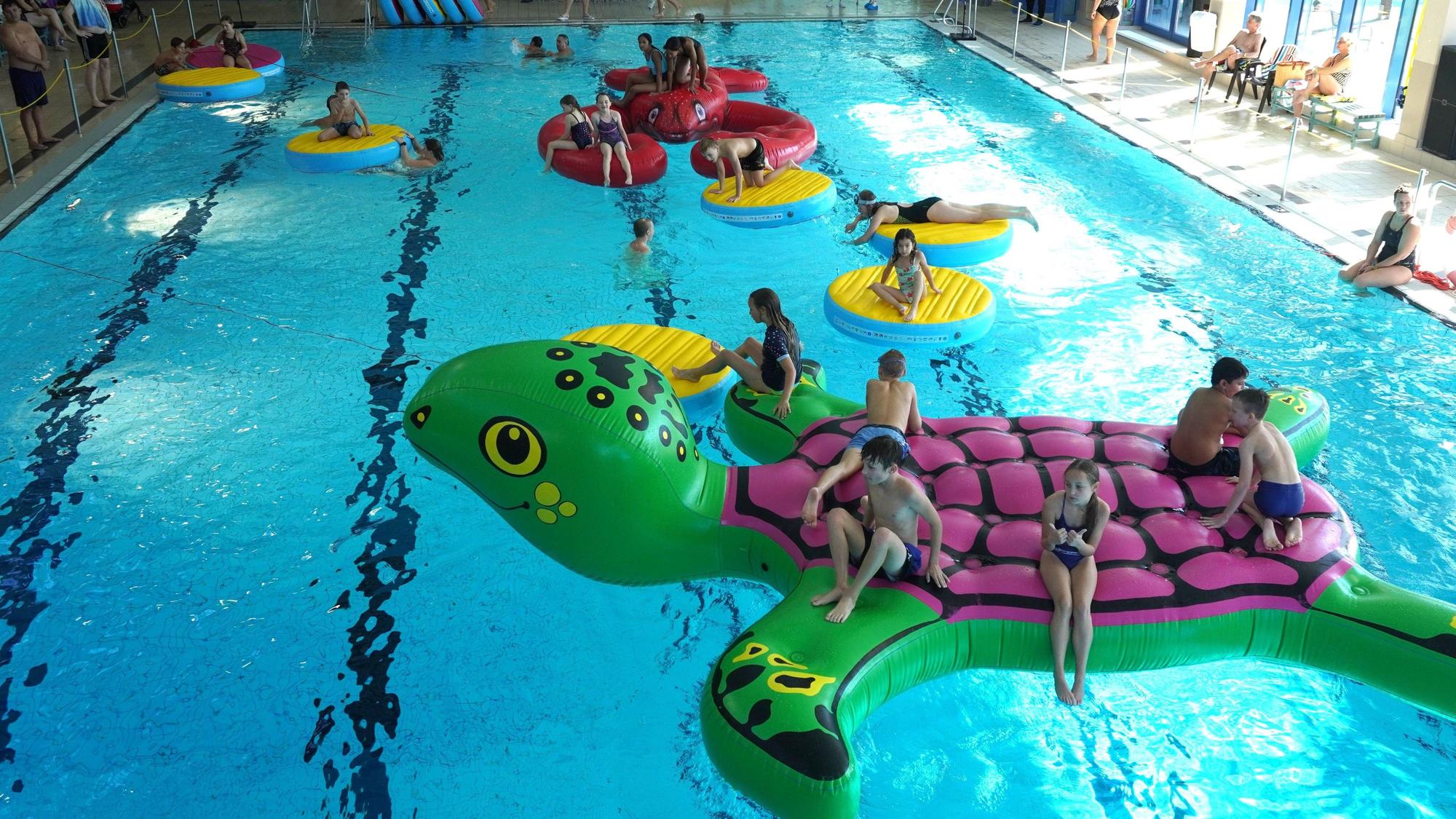 Das Foto zeigt Kinder im Schwimmbad.