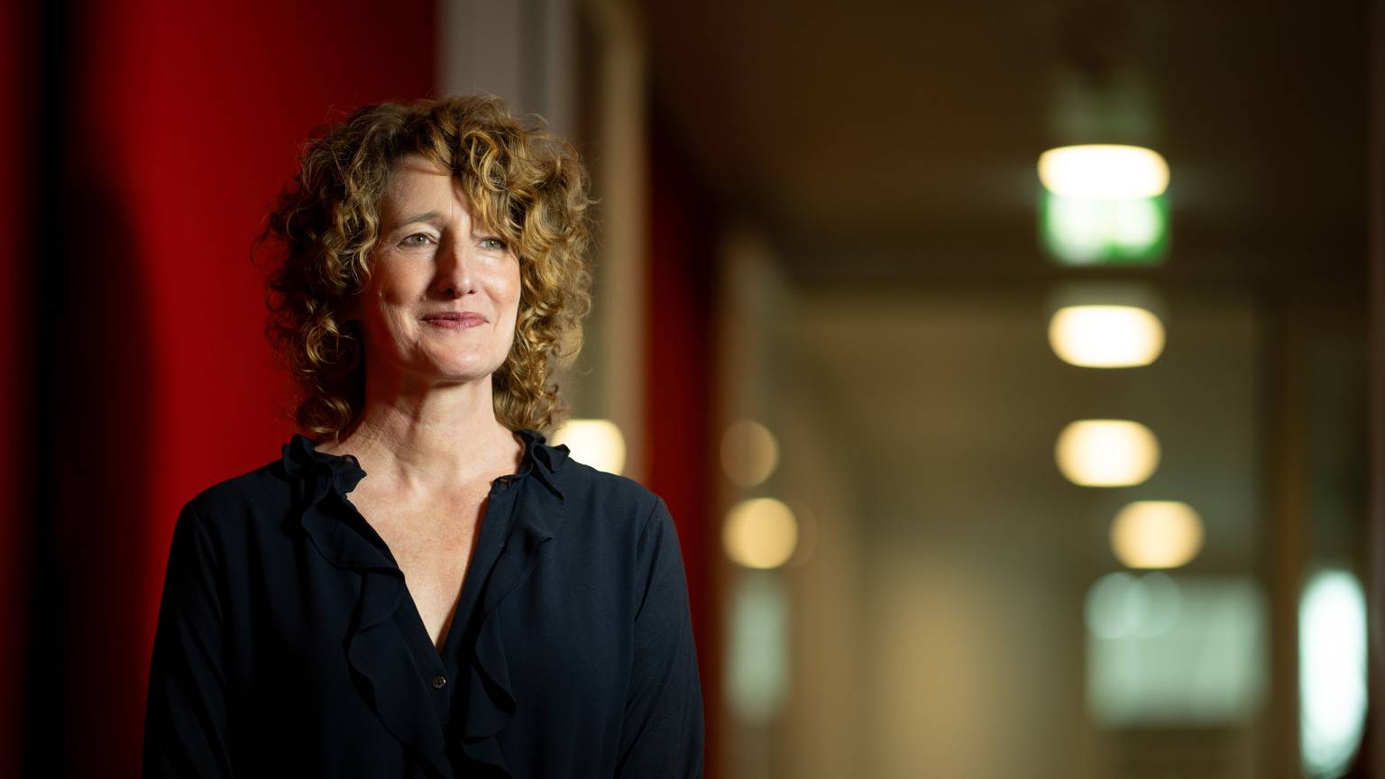 Tricia Tuttle, Intendantin der Berlinale, steht in der Geschäftsstelle der Berlinale.
