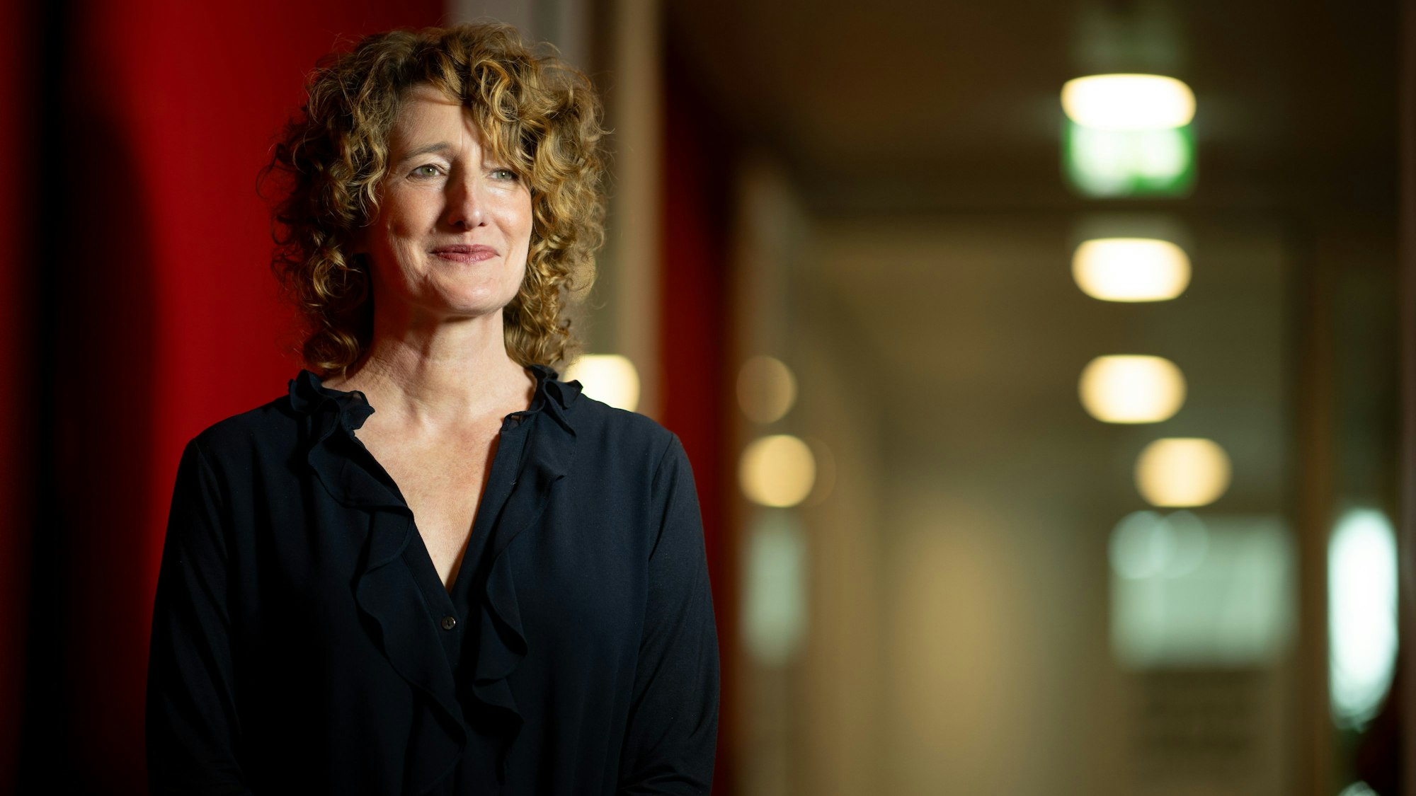 Tricia Tuttle, Intendantin der Berlinale, steht in der Geschäftsstelle der Berlinale.