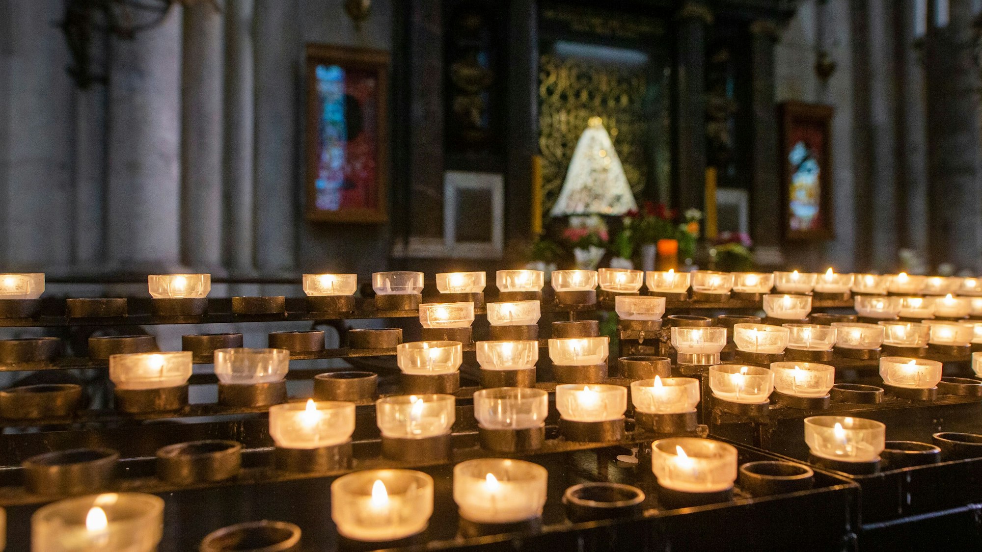 Ein Meer von Kerzen brennt im Kölner Dom.