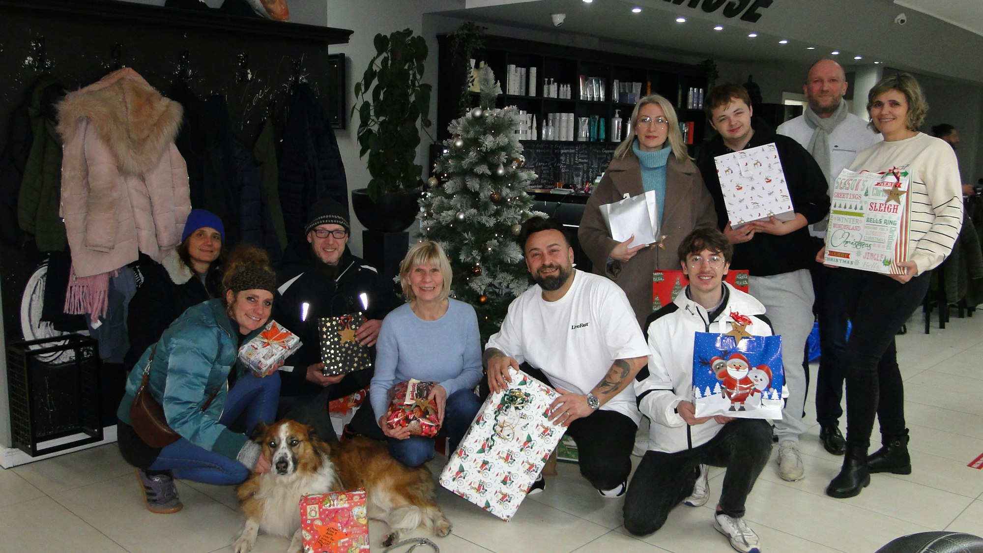 Große Freude bei den Vertretern der Chorweiler Jugendeinrichtungen: Insgesamt 170 Wünsche hatten die Kunden von Kerem Kasapoglu (Mitte, weißes T-Shirt) erfüllt.