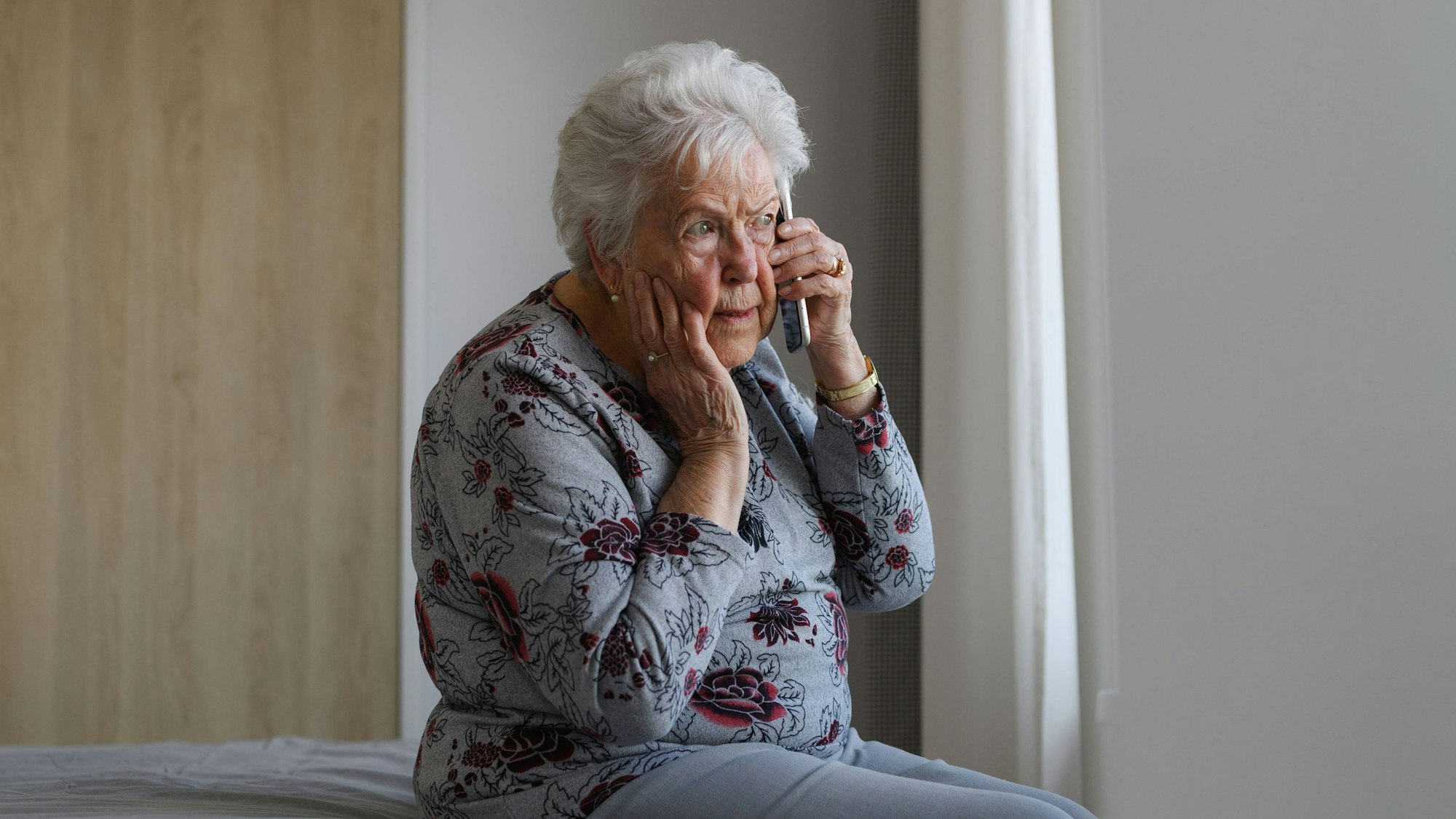 Eine ältere Dame am Telefon.