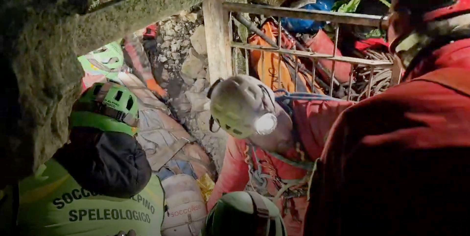 Bergamo: Das Standbild aus einem Video der Bergrettung zeigt Einsatzkräfte, die nach mehreren Tagen die schwerverletzte italienische Höhlenforscherin Ottavia Piana aus der Höhle Abisso Bueno Fonteno retten.